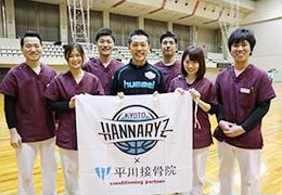 「京都ハンナリーズ」の選手と写真撮影